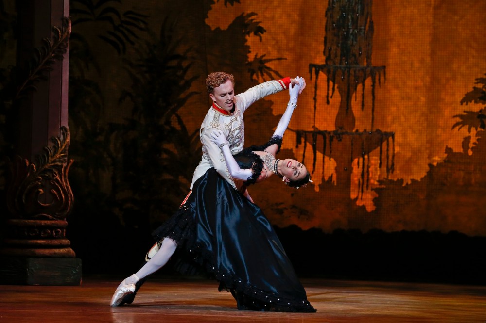 TAB_The Merry Widow_Adam Bull and Kirsty Martin_Photo Jeff Busby